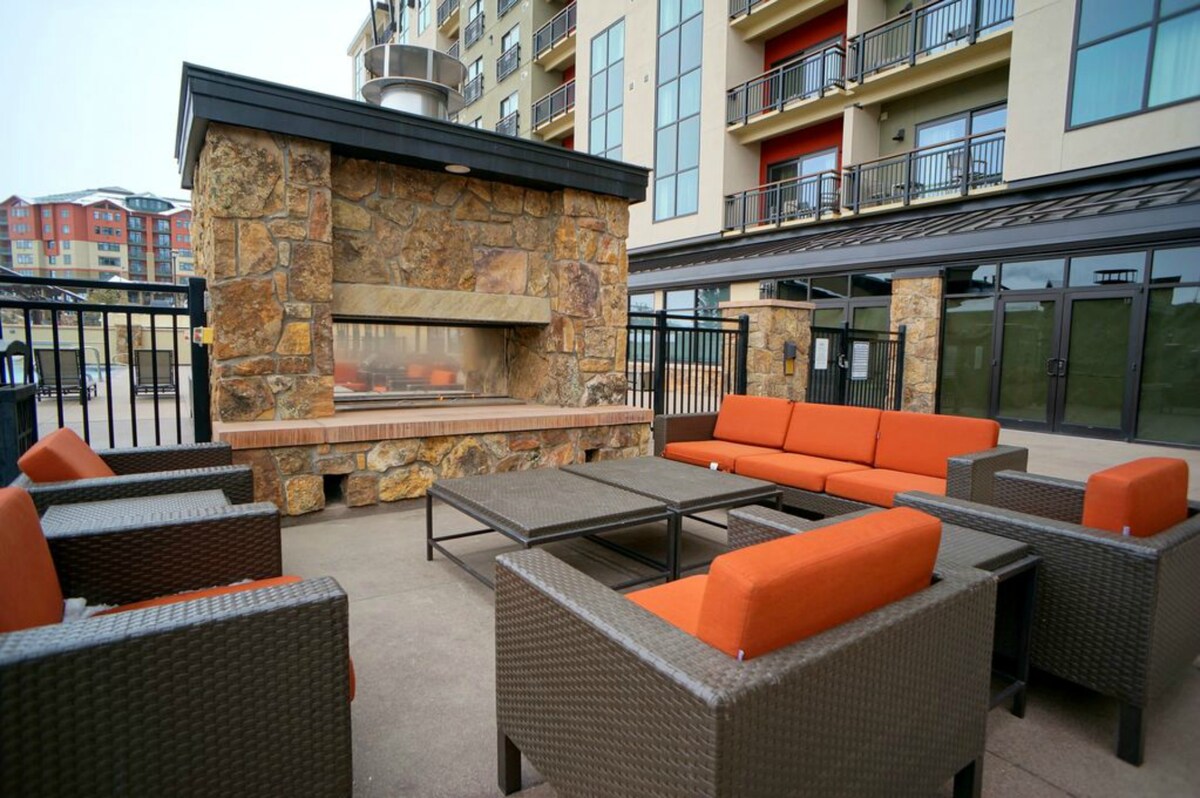 Steamboat Sheraton #702 — interior detail